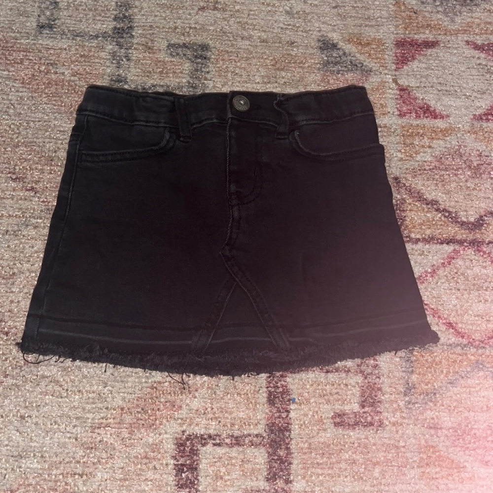 OshKosh B’gosh. Size 5t. Super cute black skirt.